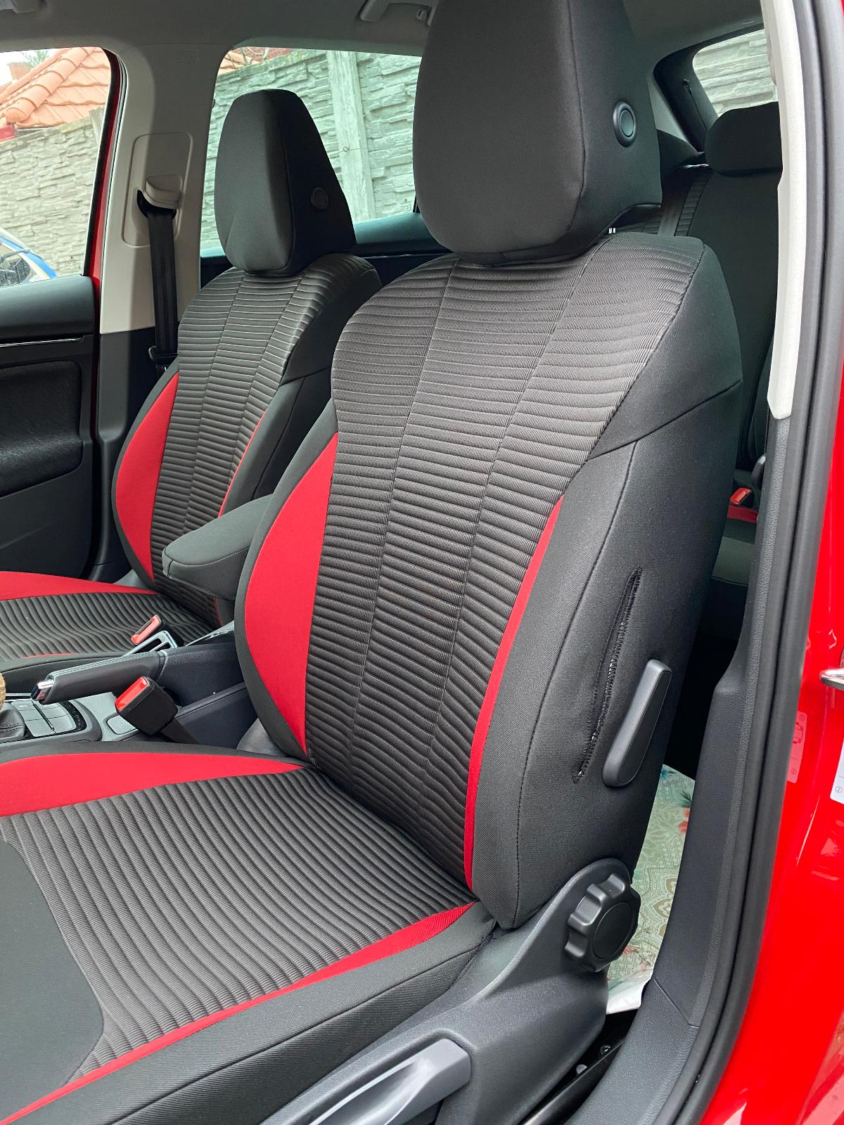 Huse scaune auto sport roșu și gri